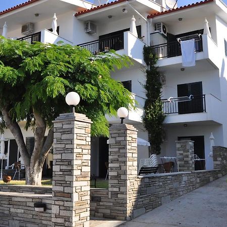 Aparthotel Pansion Alexandros By The Sea Nea Skioni Exterior foto