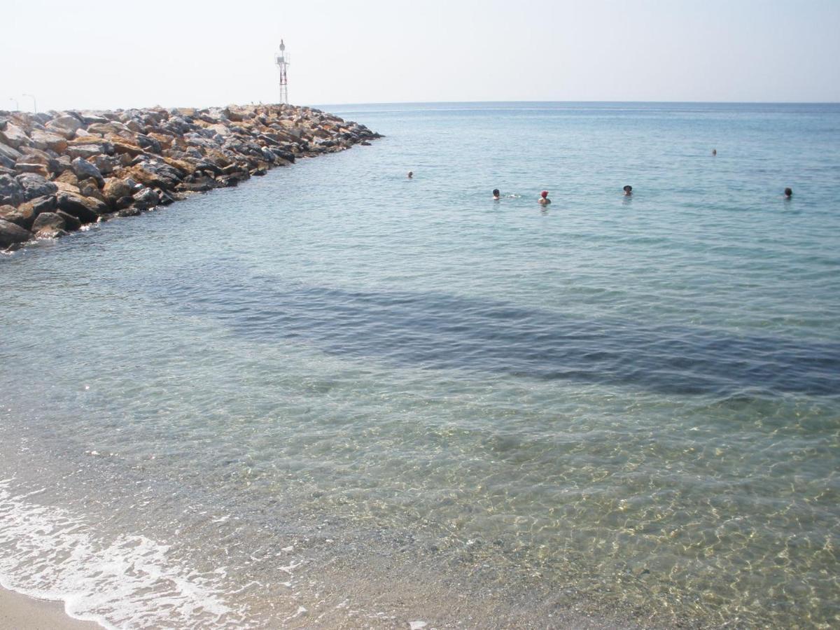 Aparthotel Pansion Alexandros By The Sea Nea Skioni Exterior foto